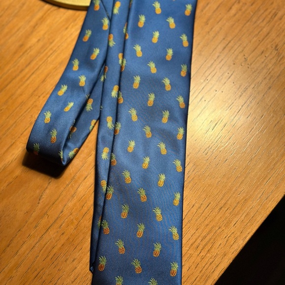 Pineapple tie CHAPS like new used once - Picture 8 of 9